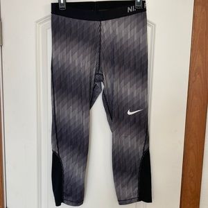 Women’s Nike cropped leggings